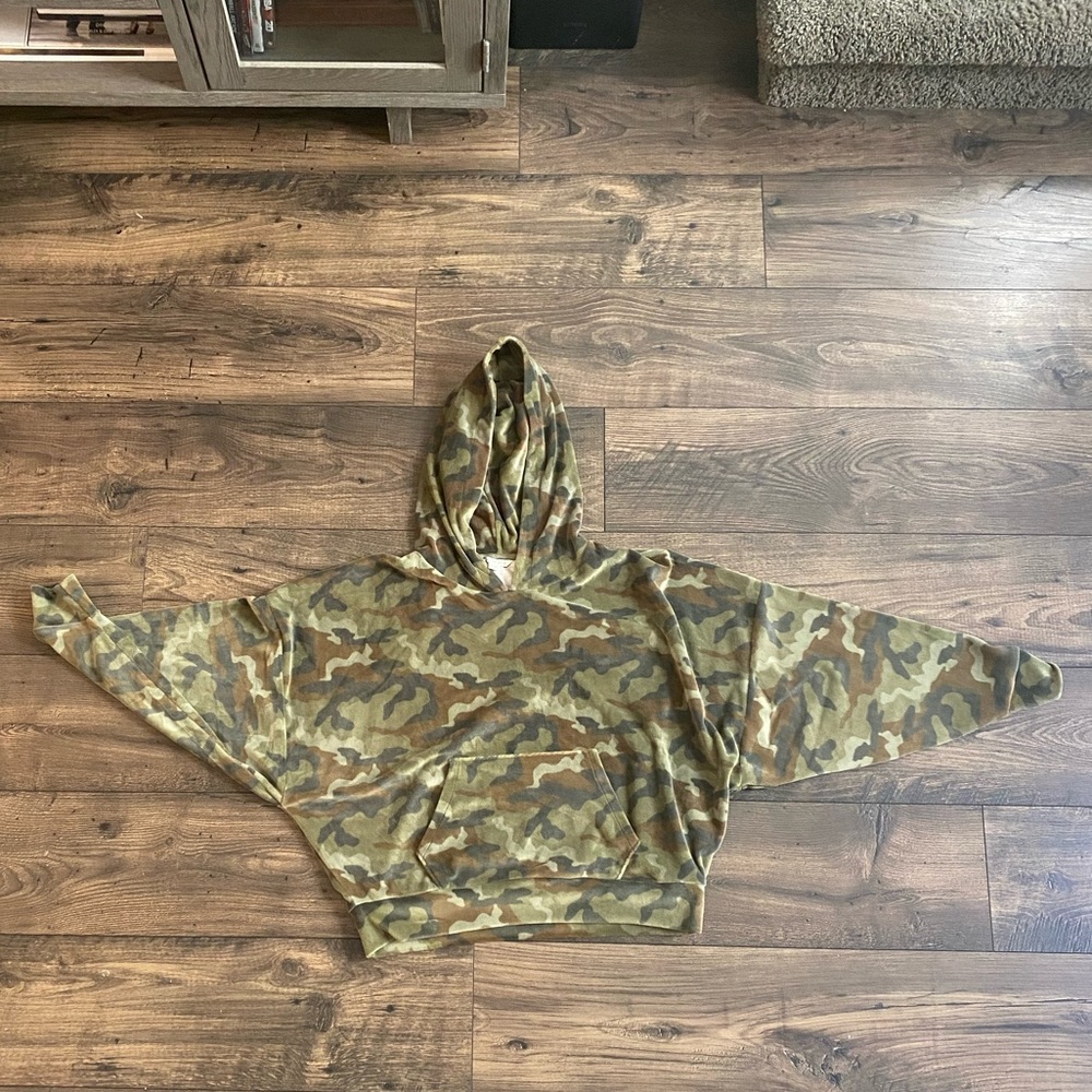 Camo crop pullover